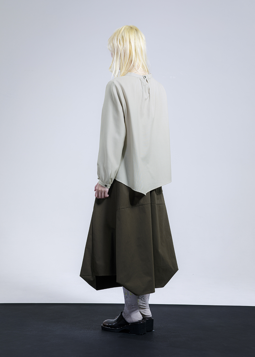 緩弧立體繭形長裙