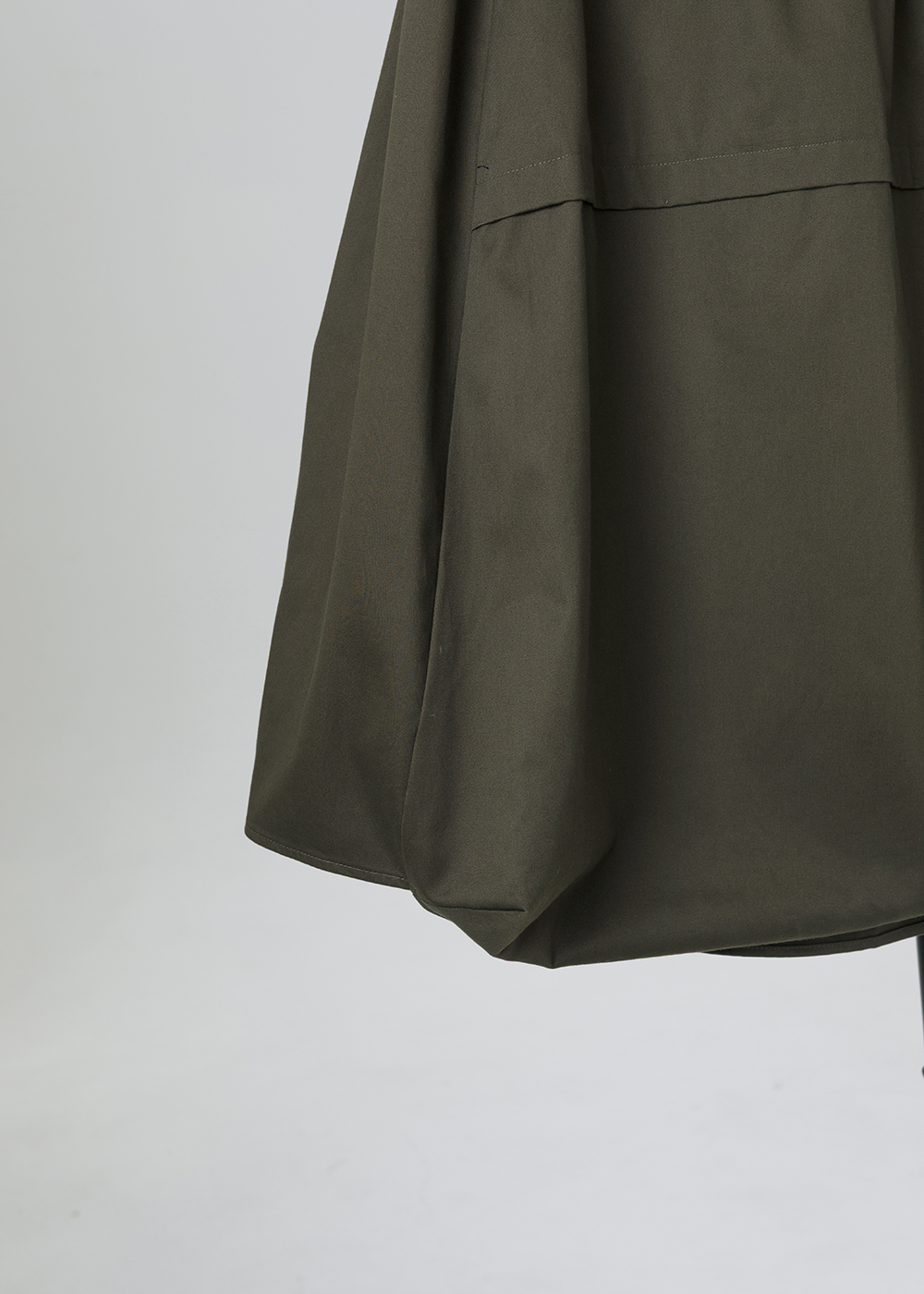 緩弧立體繭形長裙