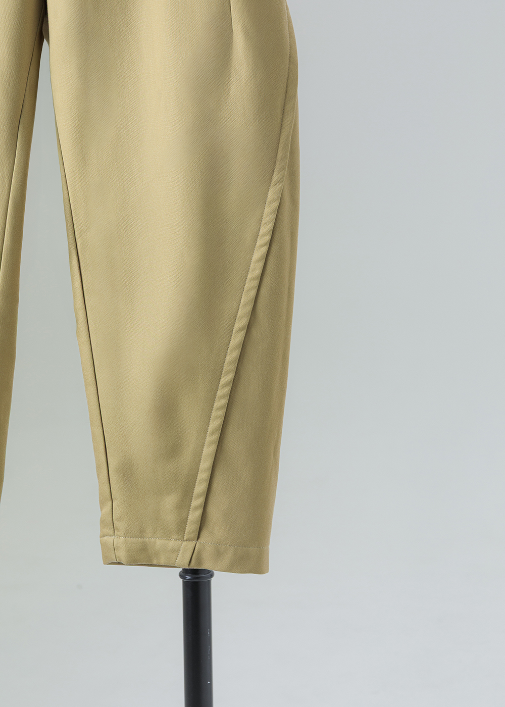 弧線螺旋剪裁錐形褲