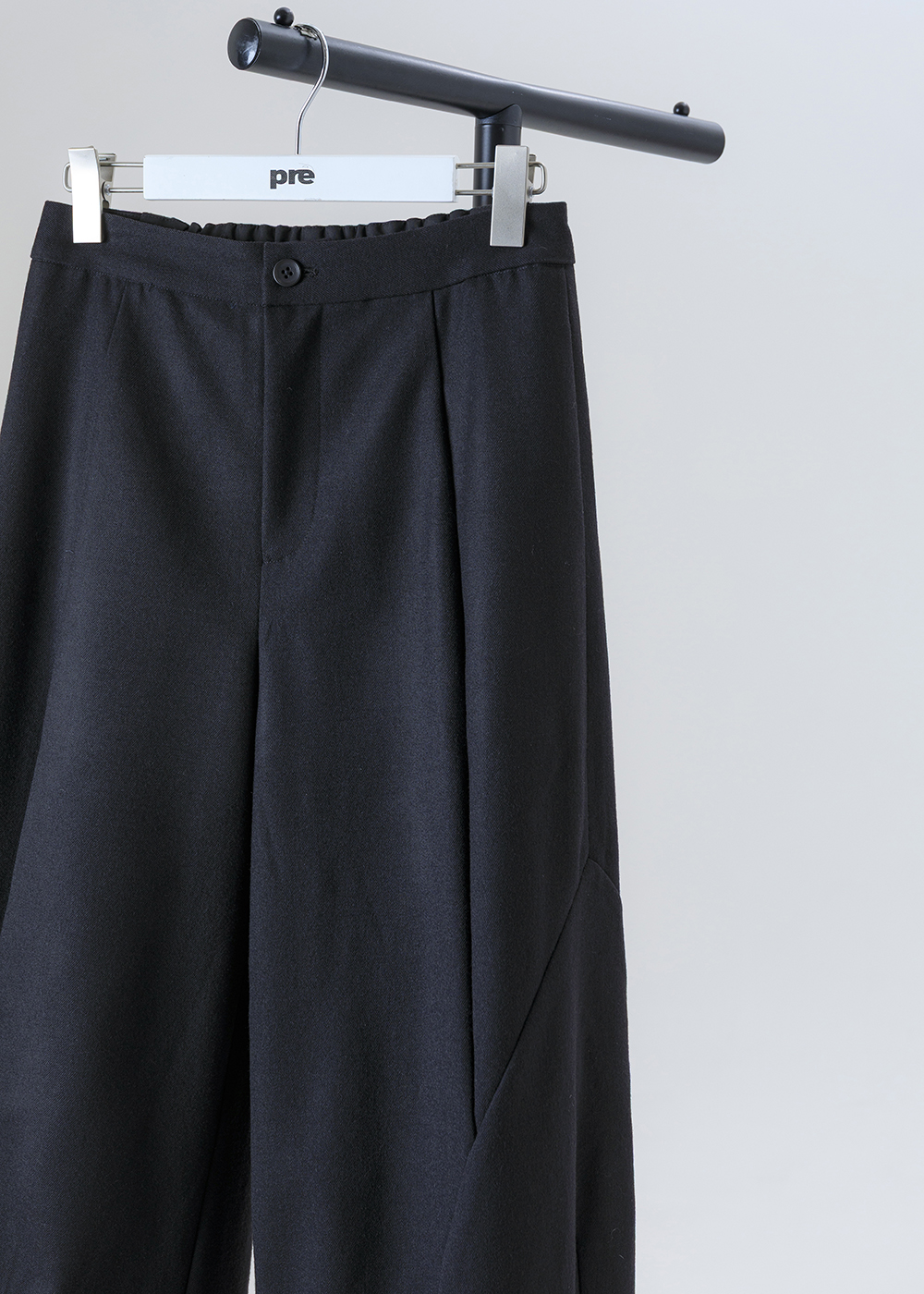 毛料弧形剪裁斜紋寬褲