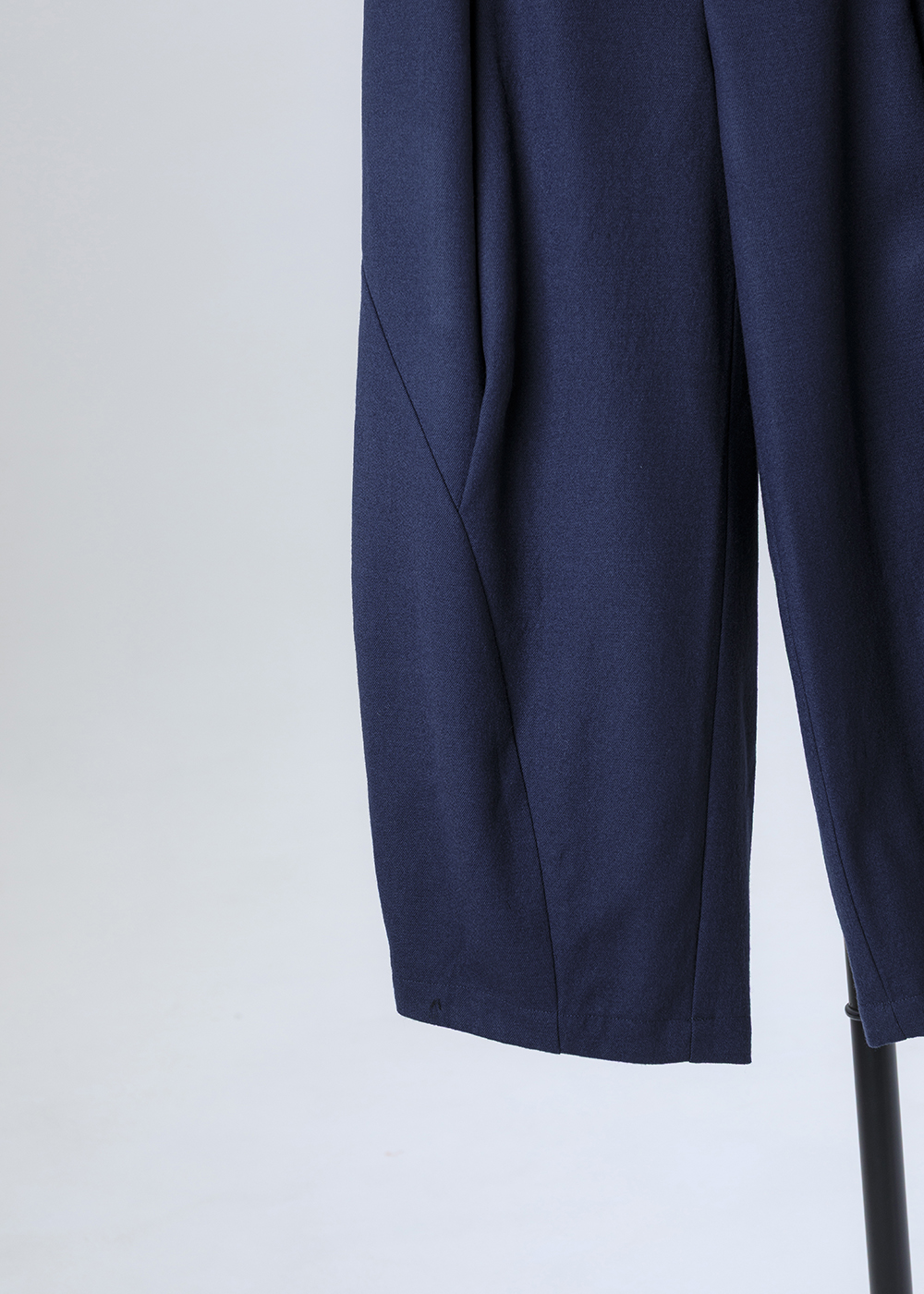 毛料弧形剪裁斜紋寬褲