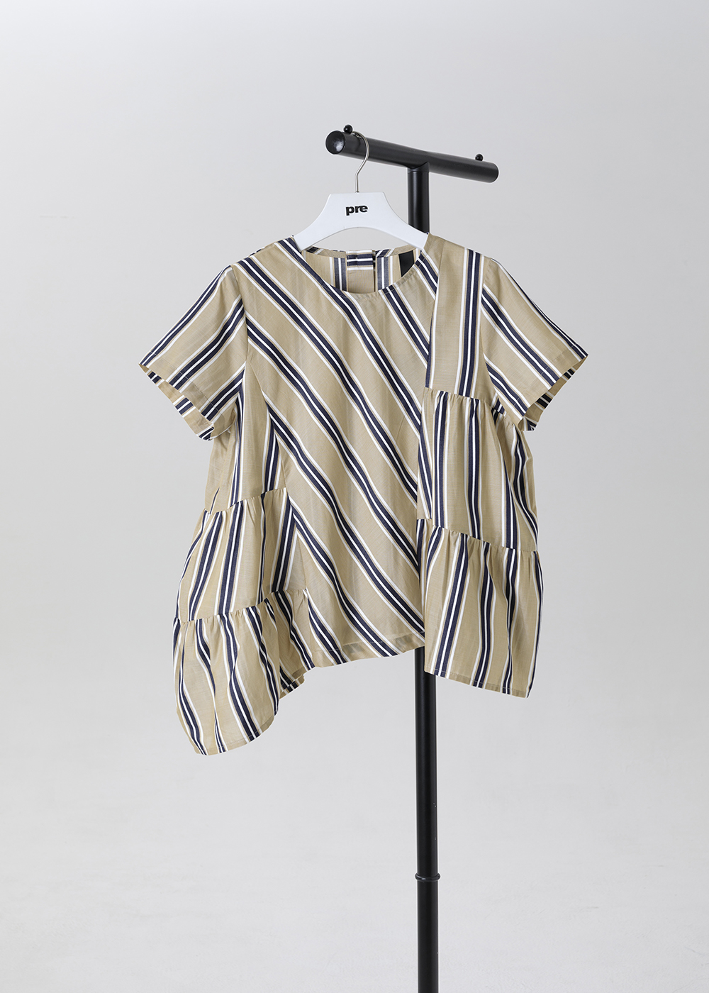 錯落不對稱幾何剪裁短袖上衣