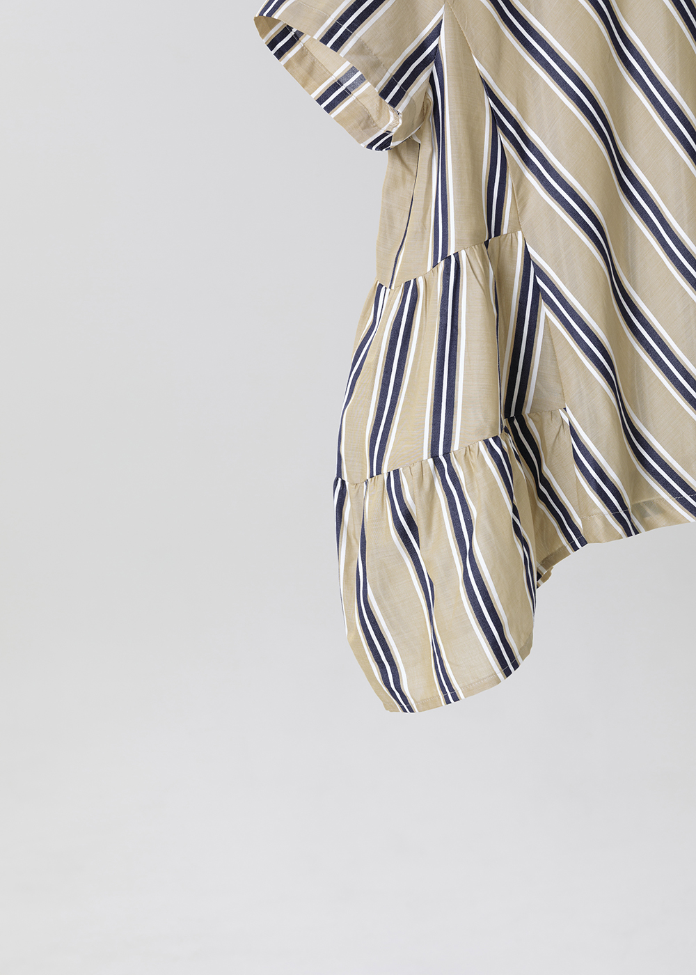 錯落不對稱幾何剪裁短袖上衣