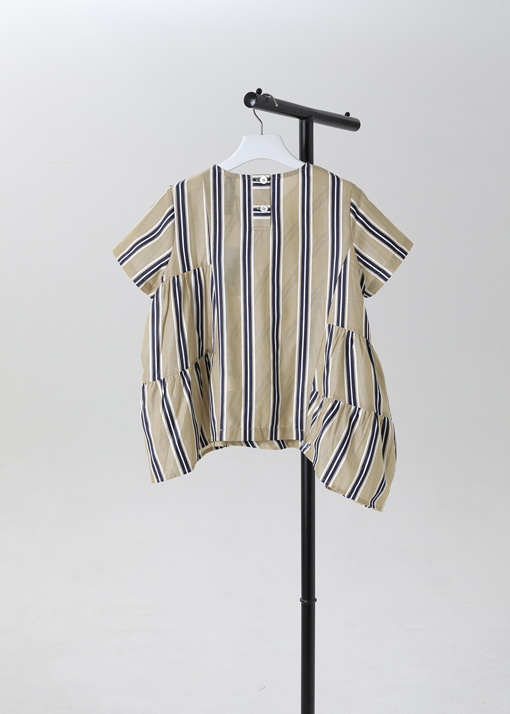 錯落不對稱幾何剪裁短袖上衣