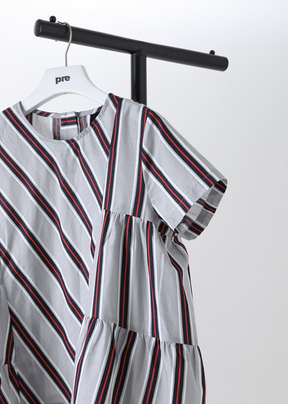 錯落不對稱幾何剪裁短袖上衣