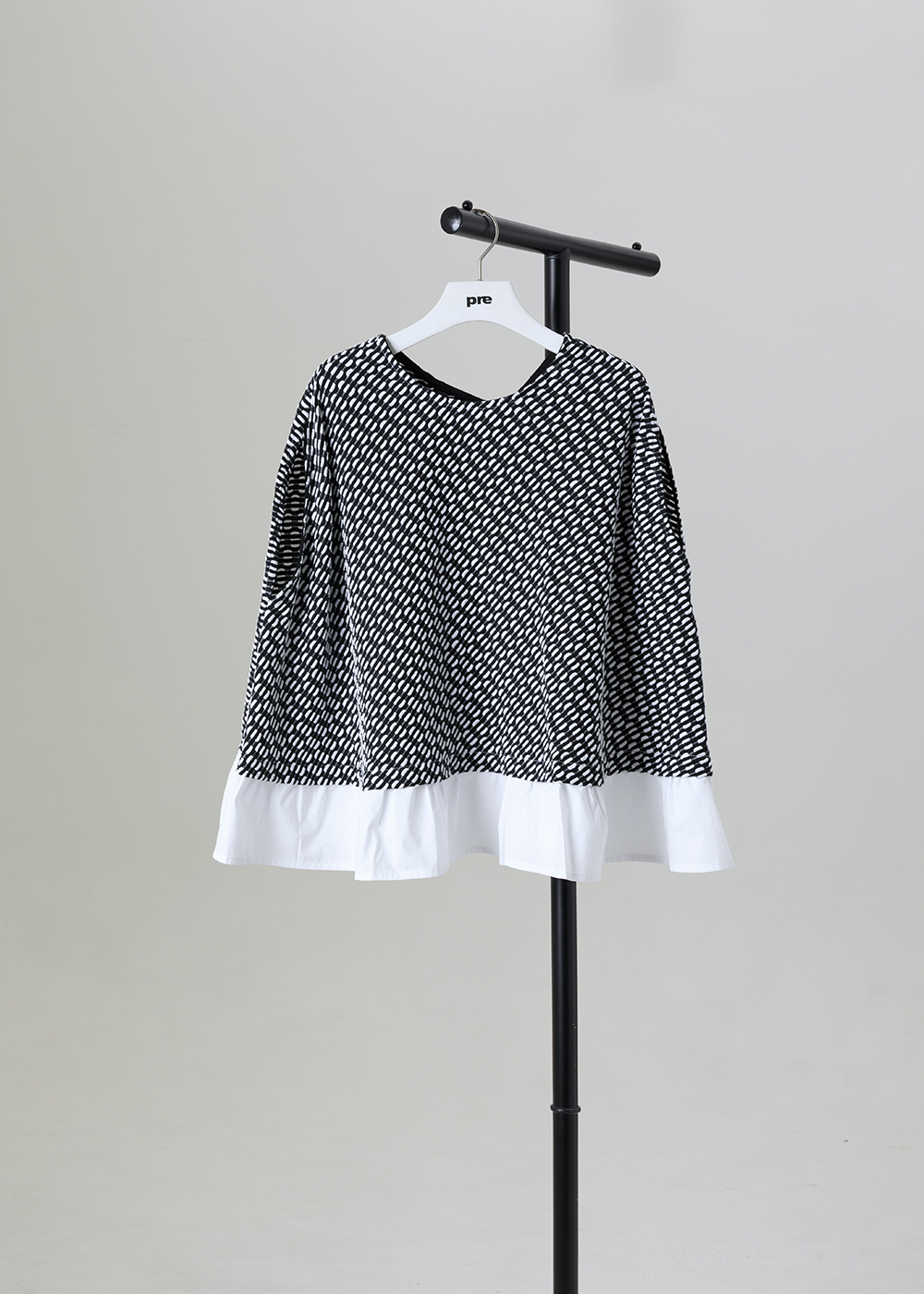 | 浮點雕刻 |異材質拼接裙襬上衣