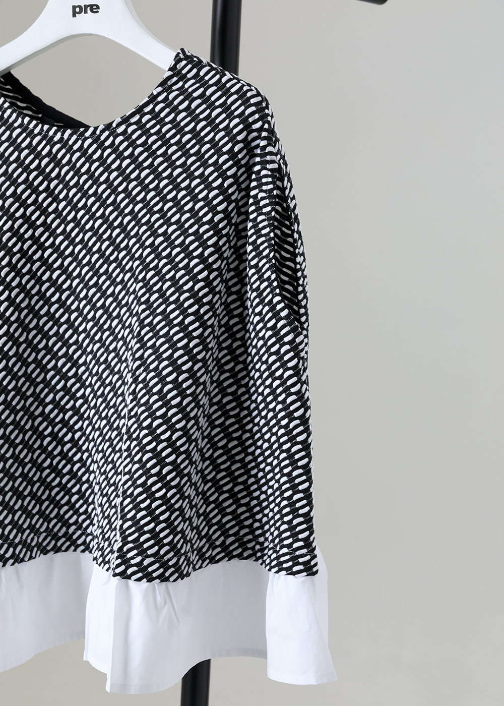 | 浮點雕刻 |異材質拼接裙襬上衣