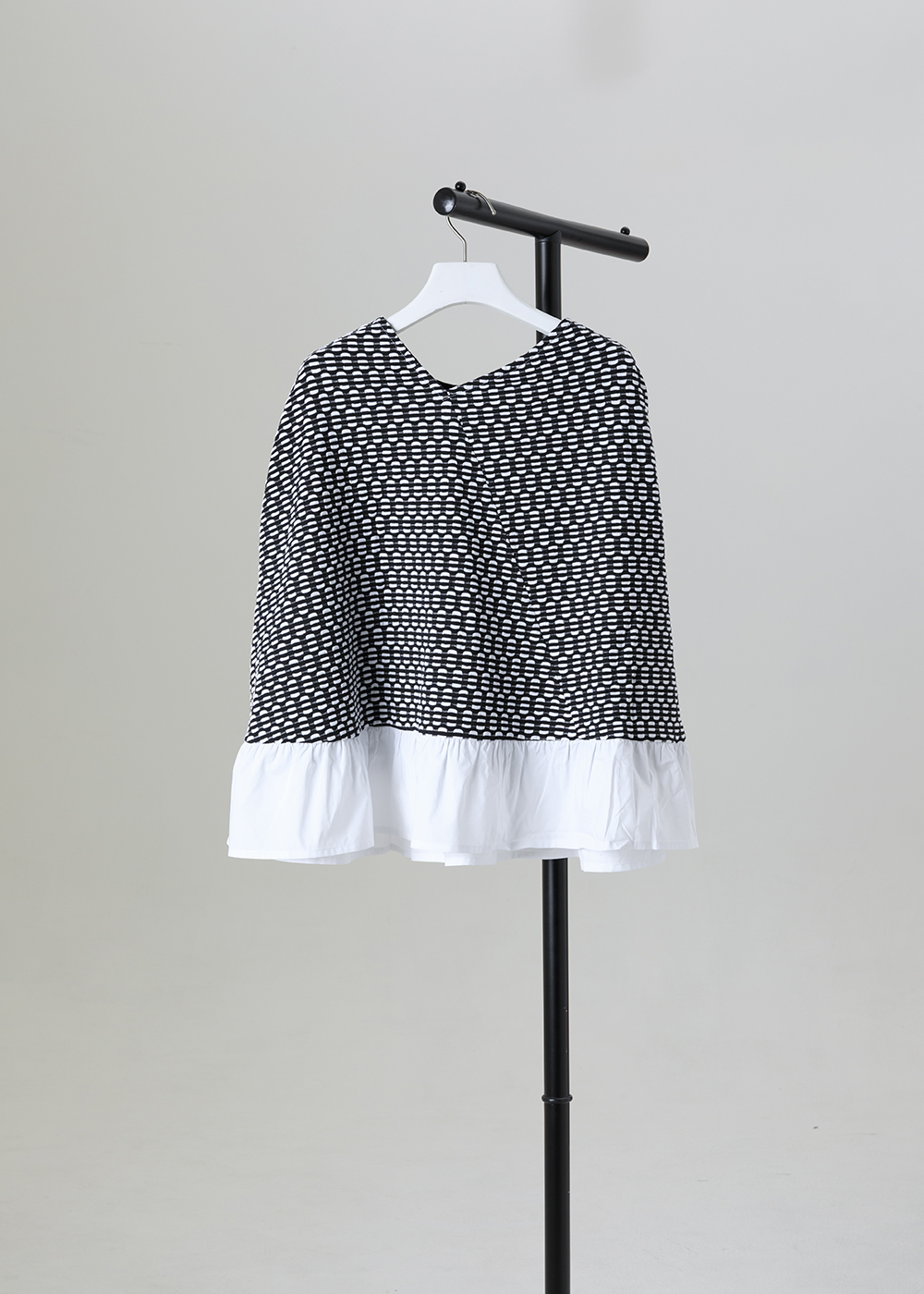 | 浮點雕刻 |異材質拼接裙襬上衣