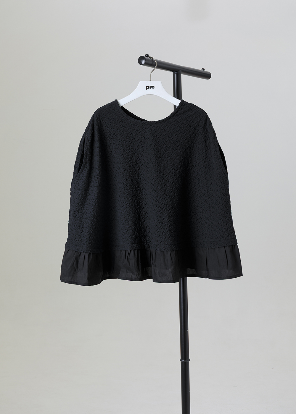 | 浮點雕刻 |異材質拼接裙襬上衣