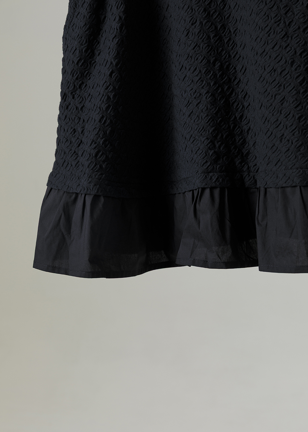 | 浮點雕刻 |異材質拼接裙襬上衣