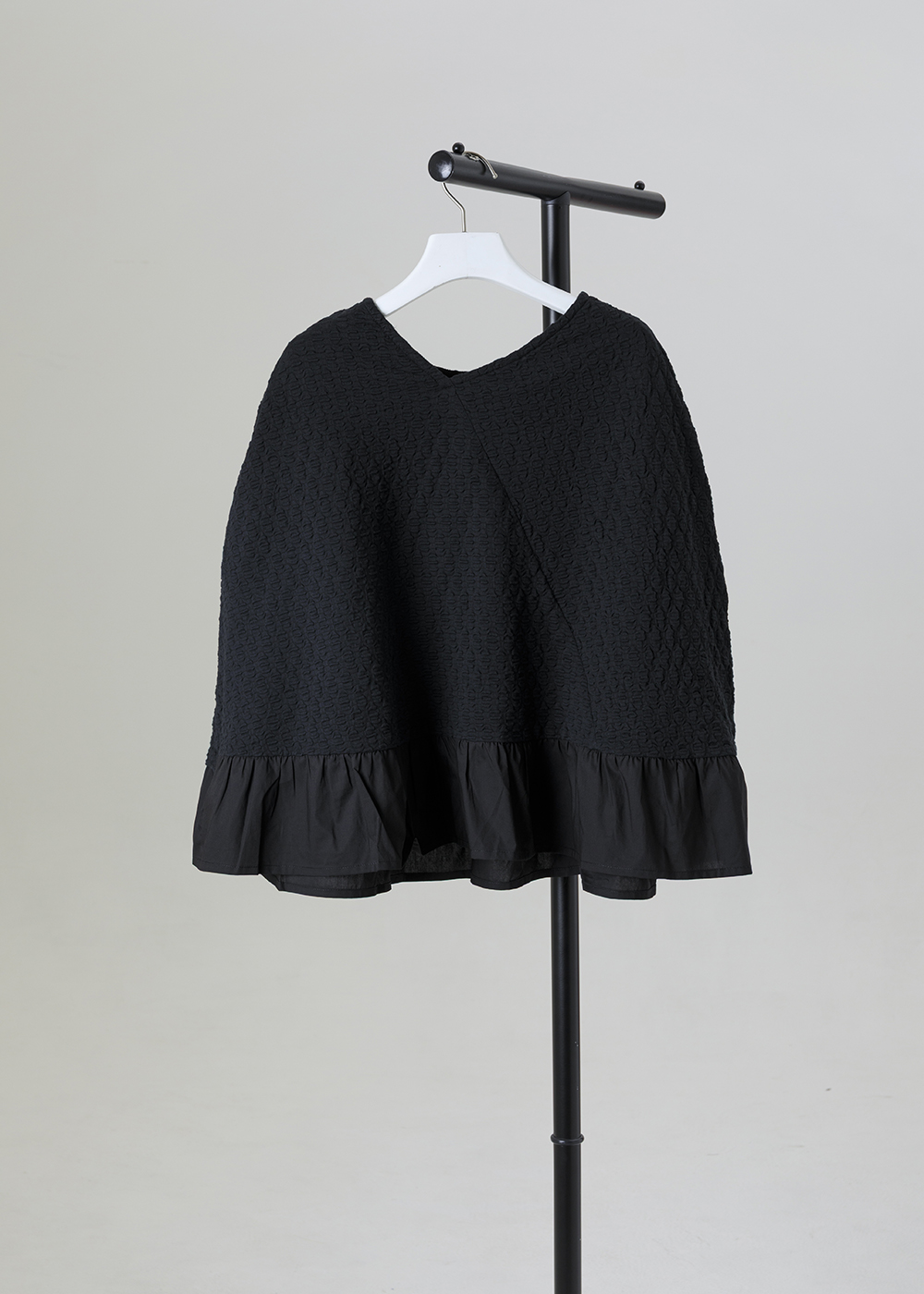 | 浮點雕刻 |異材質拼接裙襬上衣