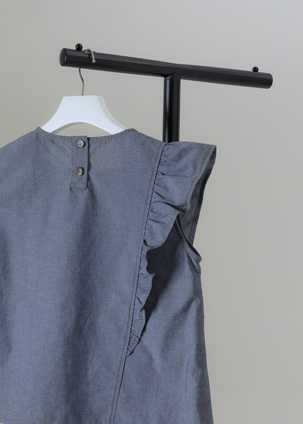 薄織丹寧肌理 |漣漪不對稱荷葉邊上衣 