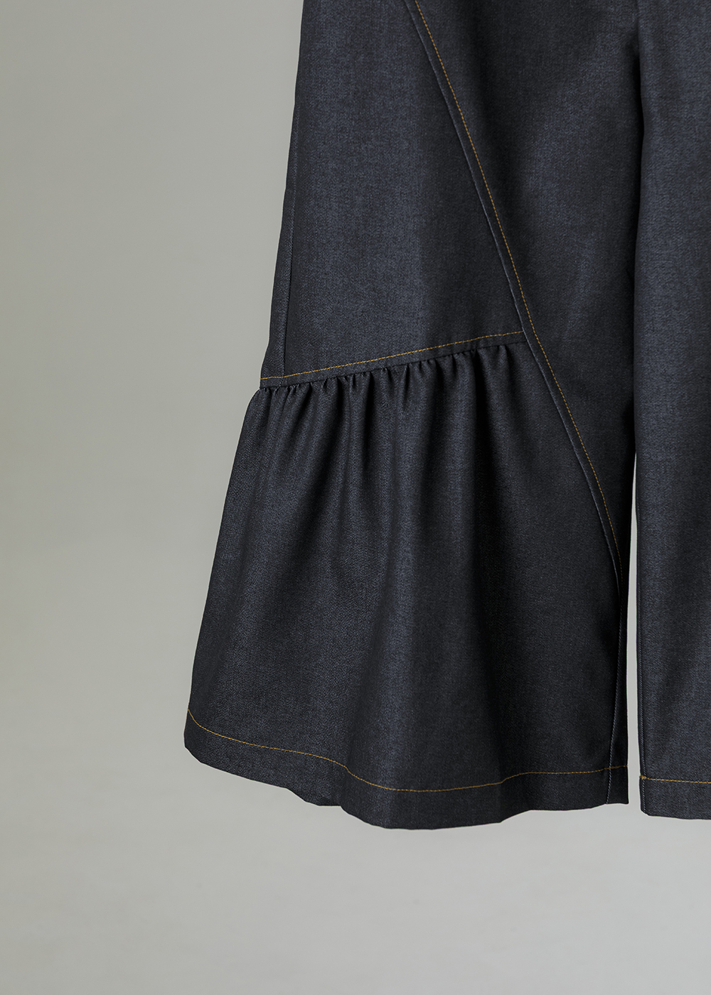 結構明線拼接抓皺八分褲 