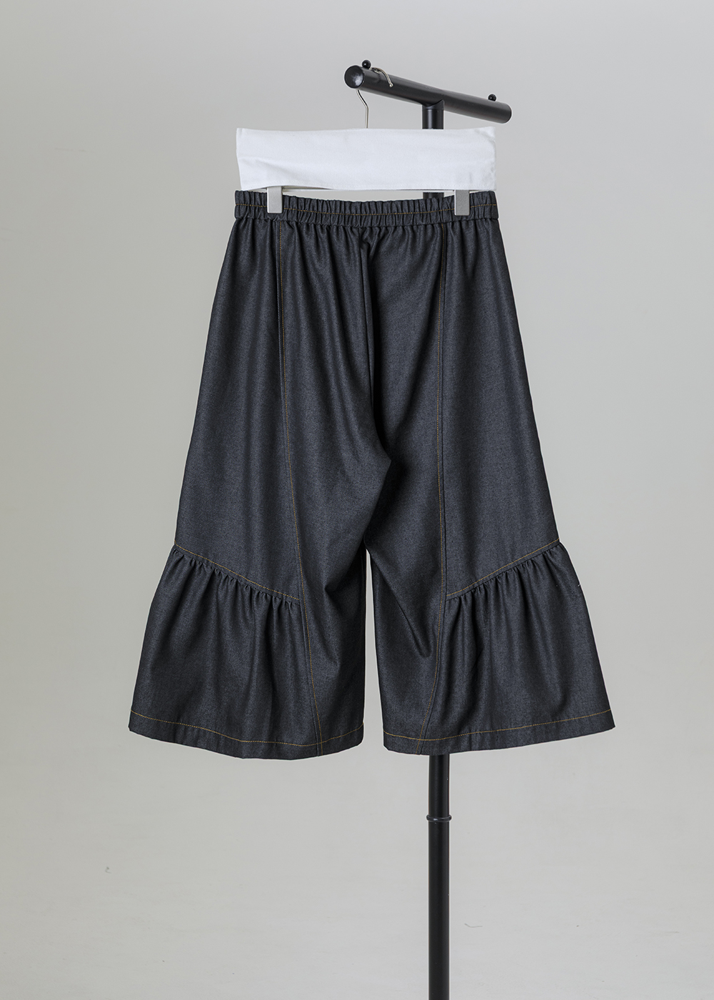 結構明線拼接抓皺八分褲 