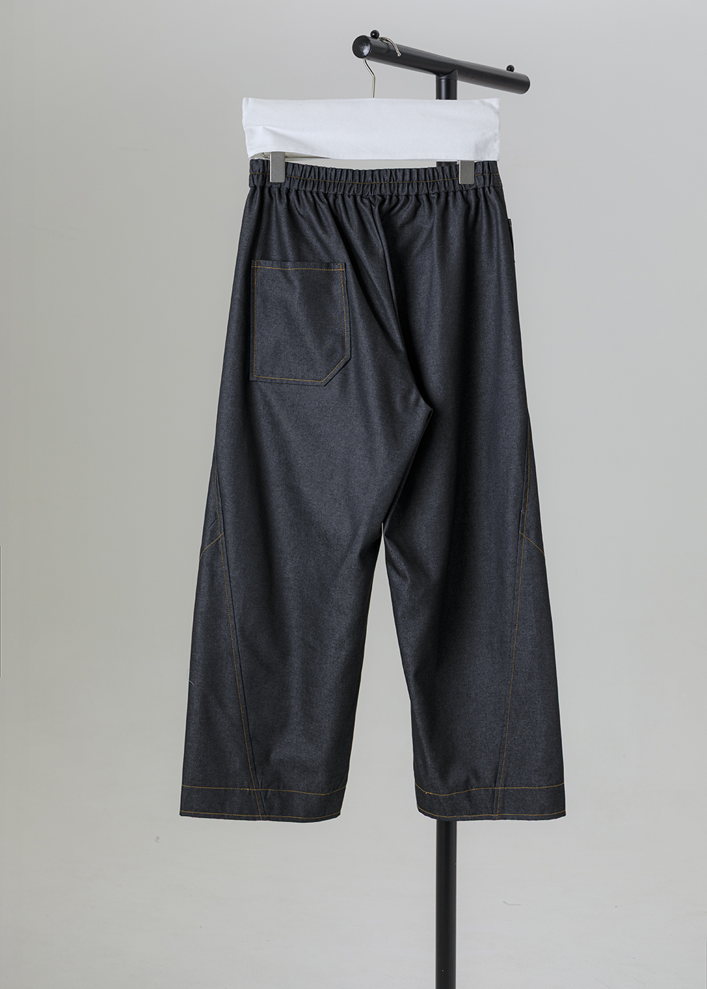 迴聲立體弧線剪接褲